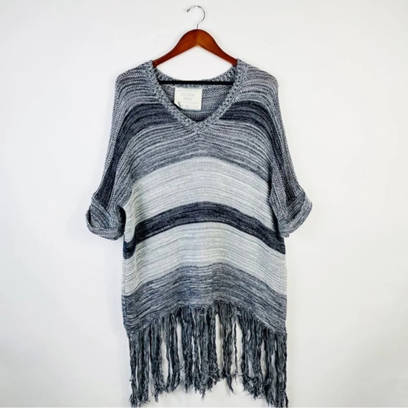 CALIFORNIA MOONRISE Gray Fringe Poncho Sweater Size Large - Picture 3 of 9